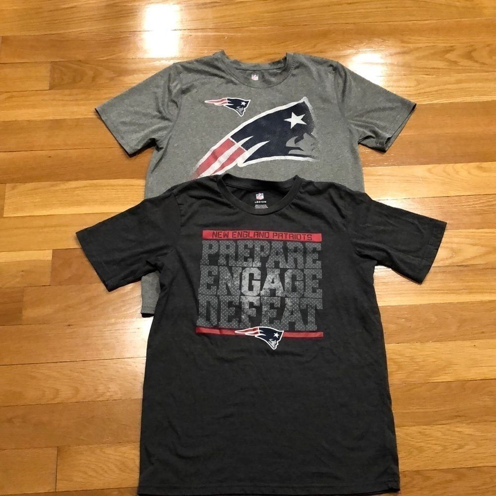 𝅺NFL 2 New England patriots shirts size L (14-16).